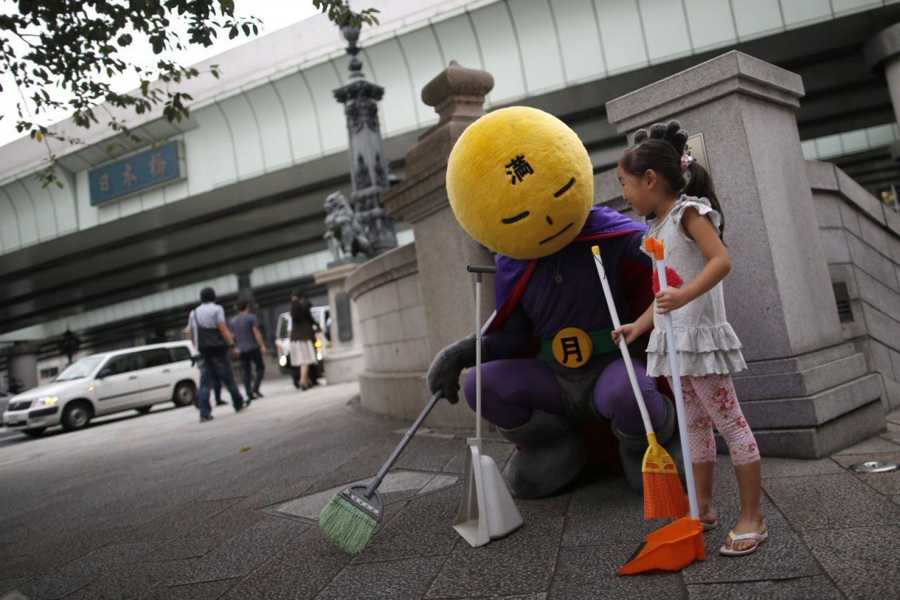 This man, who calls himself Mangetsu-man, "Mr. Full Moon", identifies as a superhero and first appeared last year without any publicity or fanfare, "fighting" garbage on the streets of Tokyo. His "super weapons" are a broom, a dust pan, and an army of volunteers.