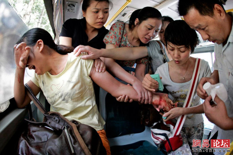 PUBLIC BUS PASSENGERS TRY TO RESCUE A WOMAN WHO TRIED TO COMMIT SUICIDE BY SLITTING HER WRIST WITH A FRUIT KNIFE