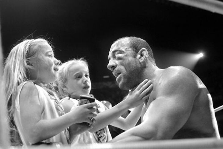 Poweful picture of Mark Coleman and his daughters post fight.