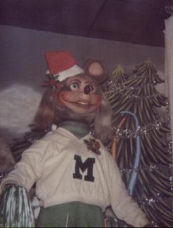Mitzi Mozzarela was the only female singer in the Rock-afire Explosion. She's not so bad.