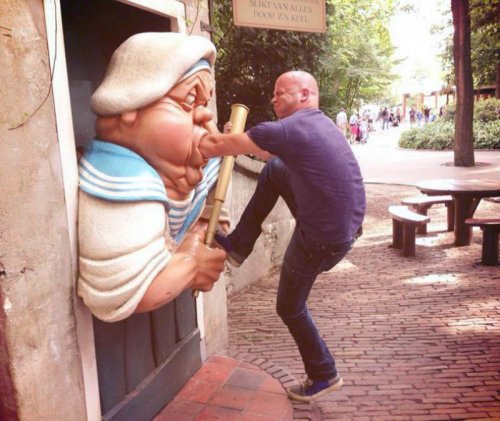 A great selection of funny pictures with statues. http://vulkom.com/people-and-statues/