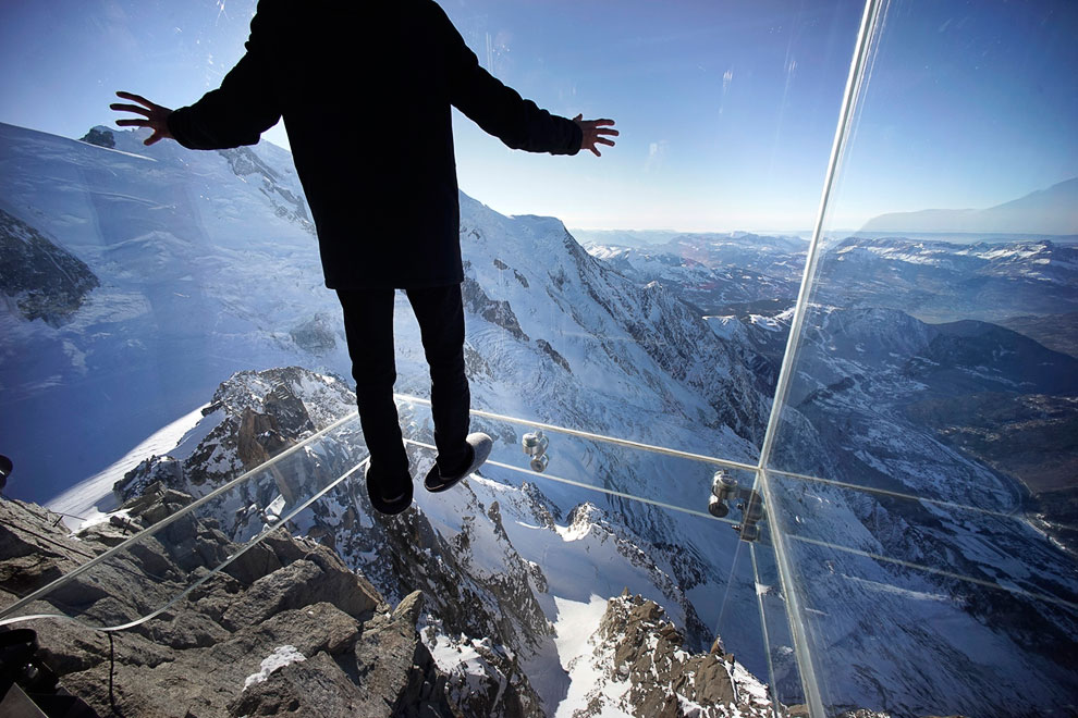 High up in the French Alps, on the top terrace of the Aiguille du Midi mountain peak, sits a new five-sided glass structure called the Chamonix Skywalk.
more here: http://vulkom.com/skywalk/