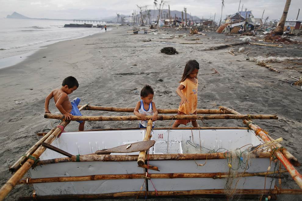 These fishermen from the village of Tanauan, have lost their homes and boats during super typhoon "Haiyan" in the Philippines, but they did not lose heart and began to make boats from abandoned refrigerators. (more here: http://vulkom.com/refrigerator-boats/)