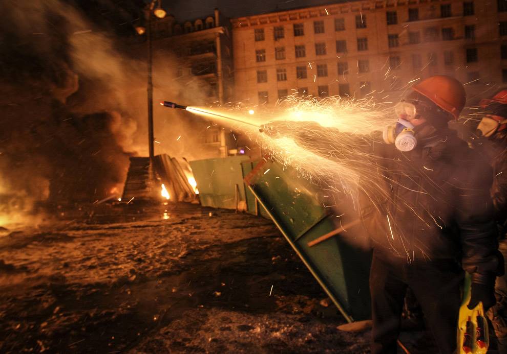 The Ukrainian capital has been turned into a virtual war zone as tens of thousands of protesters continue to clash with police.  
Violent clashes have resumed after president Viktor Yanukovych refused to resign, offering only minor concessions to the opposition. More: http://vulkom.com/anarchy-violence-and-death/