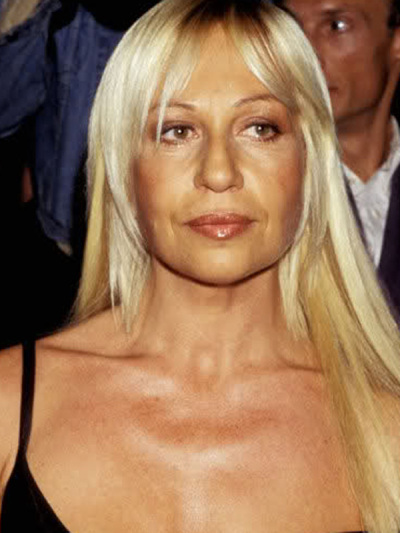 Fashion designer Donatella Versace has been famous for decades now, but its probably really hard to remember what she looked like back in the 90s when she first became known.