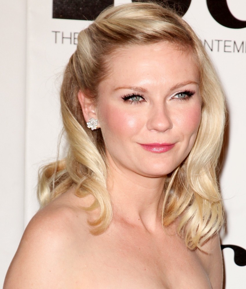 Kirsten Dunst has an estimated net worth of 25 million and is known for being a regular stiff. Reportedly, Dunst left no tip after racking up a 223 bill at a restaurant. The staff also complained that the actress was whiny and smelled bad. At another restaurant, a star struck manager comped Kirstens entire bill and the Spider Man star still left no tip for her waitress.