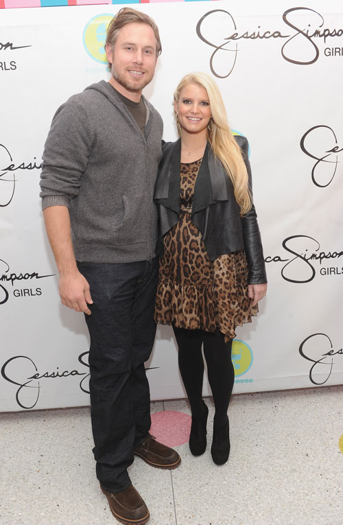 Singer Jessica Simpson is an entire foot shorter than her hubby-to-be, baby daddy Eric Johnson: The retired football player is 6'3 to Jessica's 5'3.