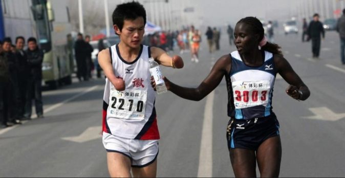 She sacrifices 10k prize to hand a disabled runner water.