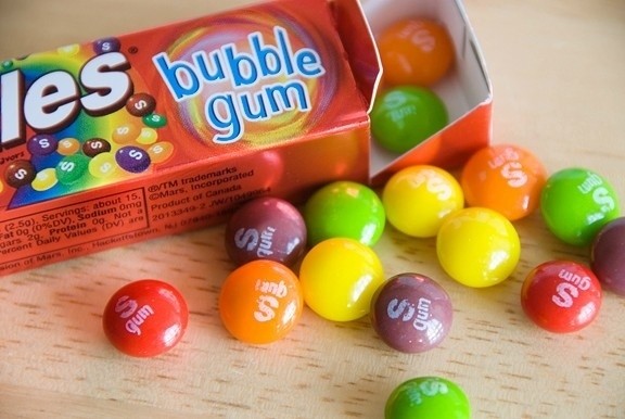 skittles gum - bubble les, baile gum Servings about 15. Sen hout 15 Ovim trademarks Mas incorporated o. Serving Sodium Omal product of Podvrs 09 Nol 20133402 2 9Nota Product or cante Woont uns uinb