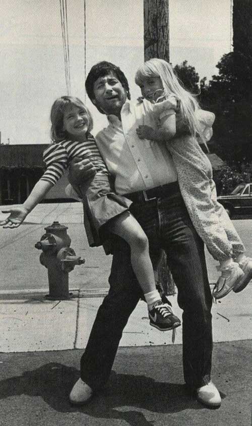 Steven Spielberg with Drew Barrymore and Heather ORourkebetween filming E.T. and Poltergeist, 1982.