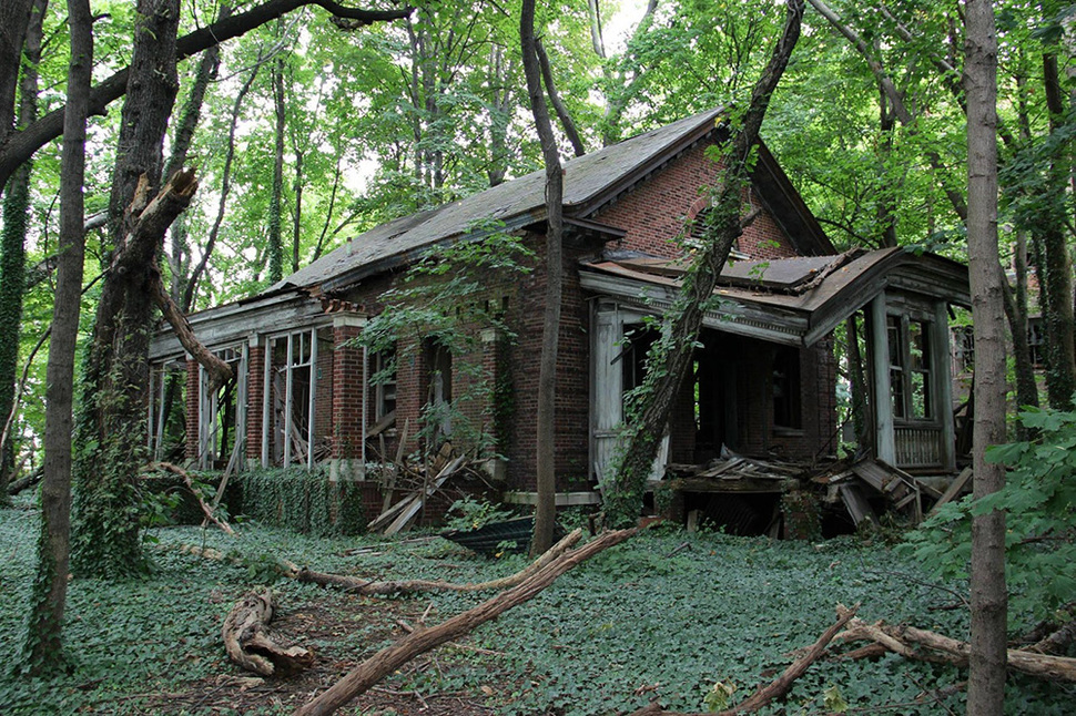 An abandoned home on North Brother Island, New York City. In 1885, the island was used as a dumping ground for people with smallpox and typhoid fever and later, a rehab center and prison. It has been abandoned since 1963. New York, USA