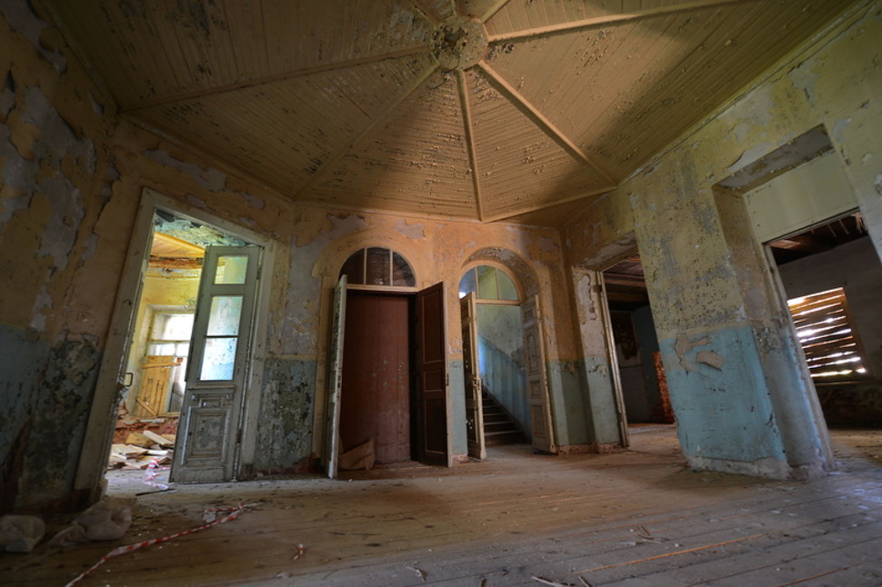 34 Forgotten Homes Sitting Peacefully Alone In The World