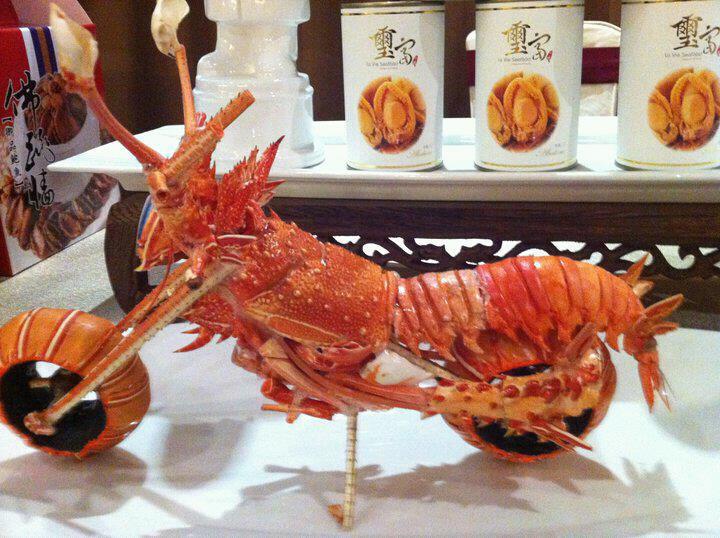 Taiwanese chef and food carving expert Huang Mingbo created these bizarre masterpieces while giving a lecture at a cooking seminar inside the Fuzhou Hotel in China.