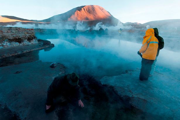 Just last Friday, Belgian tourist and retired physician, Françoise Guillaume, 68, died after suffering 85% burns when she accidentally backed into an active geyser in Chile.
A worrying new statistic has revealed that the humble selfie is playing its part in natural selection, as it has been proven that in recent years, more people have died from taking selfies than being attacked by sharks. Today, the scoreboard for this year was updated and is as follows;
SELFIES 13 – 8 SHARKS