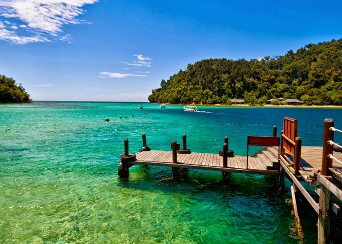 Gaya Island is a sizeable Malaysian island of 1,465 ha, just 10 minutes off Kota Kinabalu, Sabah and forms part of the Tunku Abdul Rahman National Park.