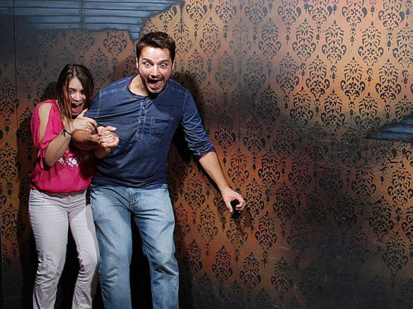 A Haunted House Snaps Photos At The Scariest Moment Of The Tour