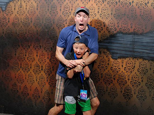 A Haunted House Snaps Photos At The Scariest Moment Of The Tour