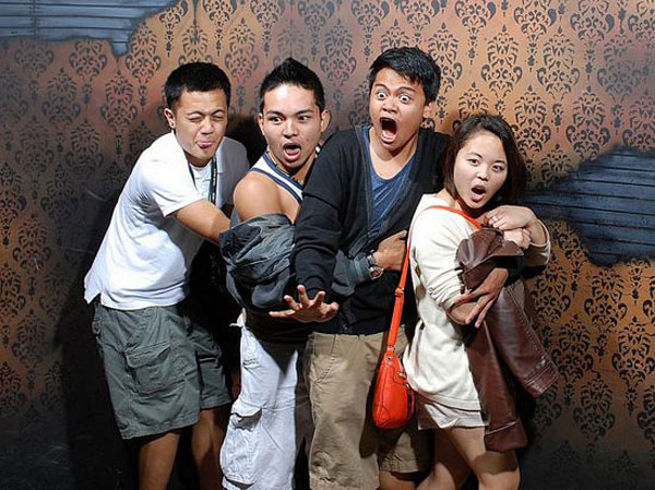 A Haunted House Snaps Photos At The Scariest Moment Of The Tour