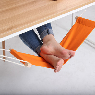 Stay relaxed with this under-the-desk <a href="http://ebaum.it/1u8FLBV" target="_blank">foot hammock</a>.