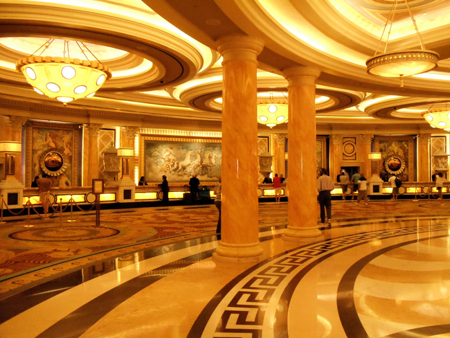 The lighting in casinos is made to resemble your living room, making you more calm and comfortable.
