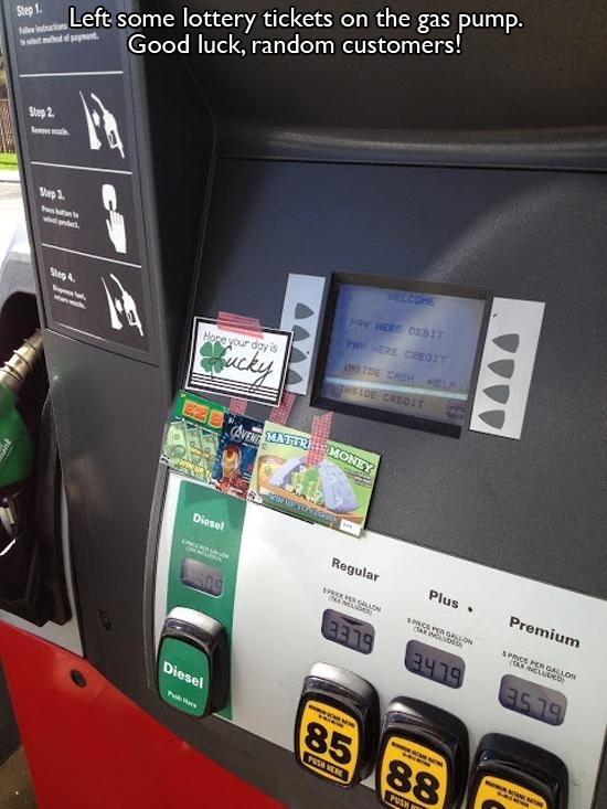 gifts that will restore your faith in humanity - Shah Left some lottery tickets on the gas pump. de metode pent Good luck, random customers! Step 2. Step 3. Well Pay Here Debit Pay Here Credit Instoe Cash Stoe Credit Aveemature Money Diesel Regular Sveta 