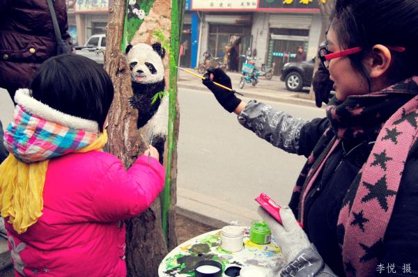 Artist Paints Realistic Animals and Scenes Onto Trees
