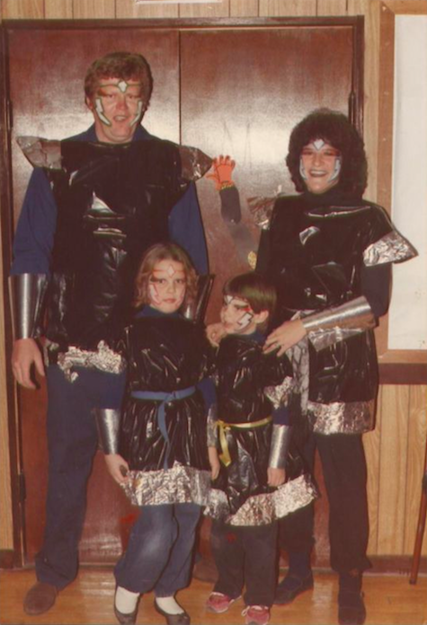 25 Awkward Halloween Family Photos