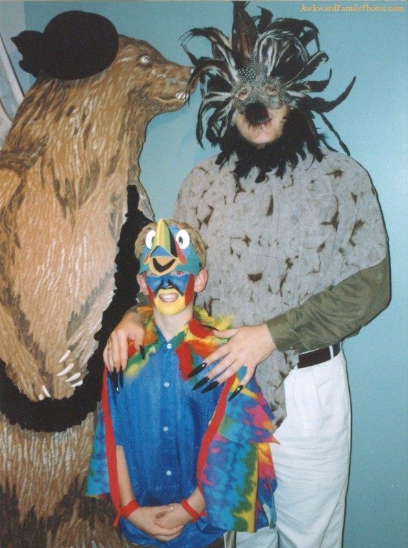 25 Awkward Halloween Family Photos