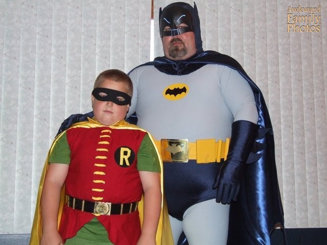 25 Awkward Halloween Family Photos