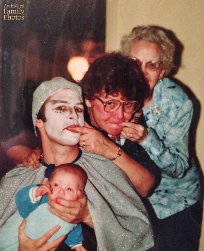 25 Awkward Halloween Family Photos