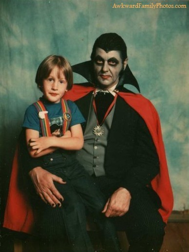 25 Awkward Halloween Family Photos