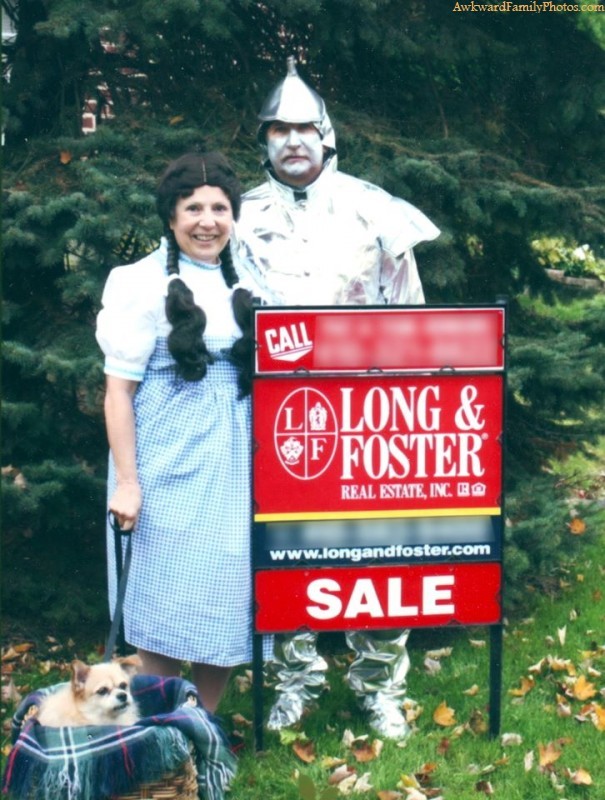 25 Awkward Halloween Family Photos