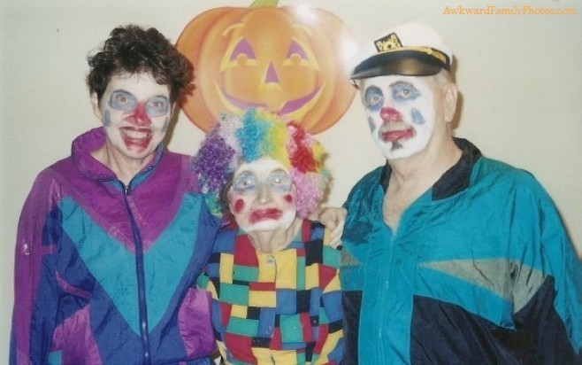 25 Awkward Halloween Family Photos