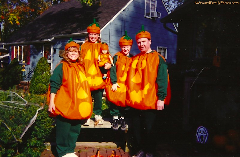 25 Awkward Halloween Family Photos