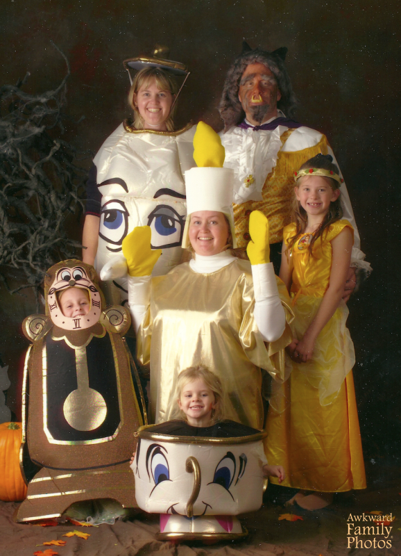 25 Awkward Halloween Family Photos