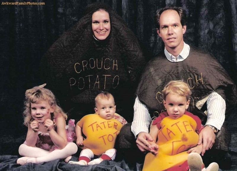 25 Awkward Halloween Family Photos