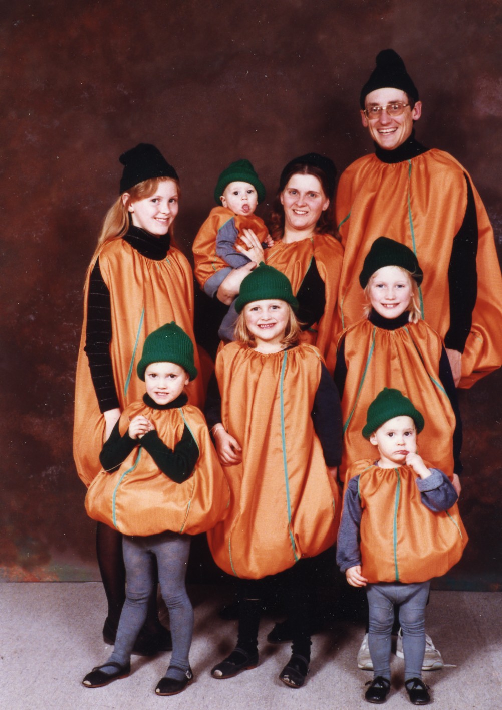 25 Awkward Halloween Family Photos