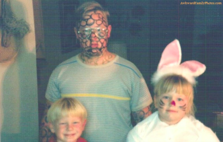 25 Awkward Halloween Family Photos