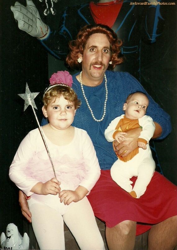 25 Awkward Halloween Family Photos