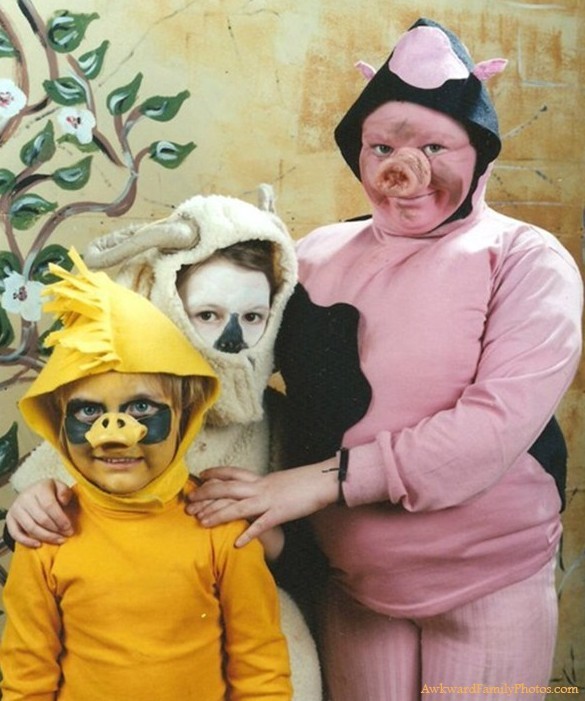 25 Awkward Halloween Family Photos