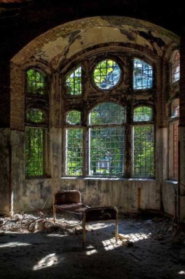 40 Hauntingly Beautiful Abandoned Places And Forgotten Things