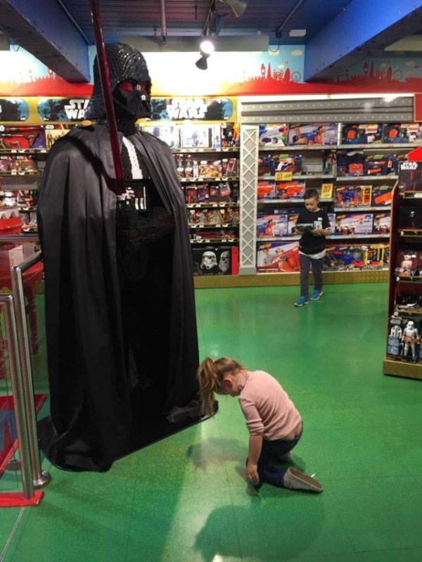 funny cool and random pics -kid bowing to darth vader