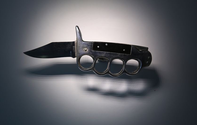 knife with knuckle duster