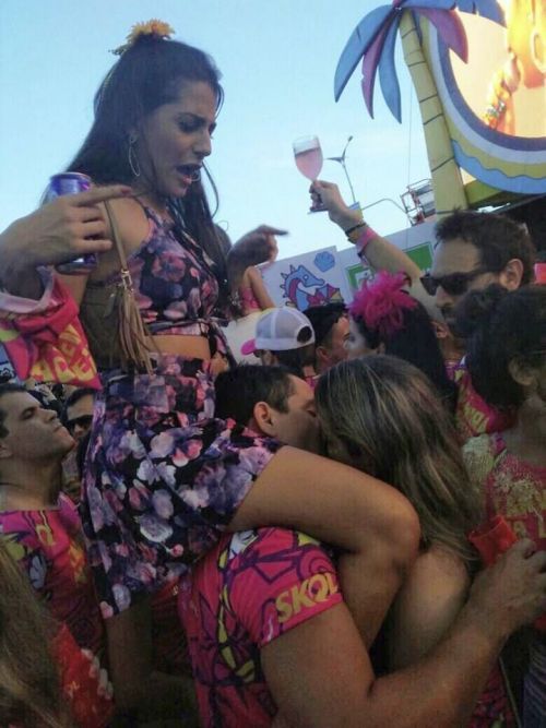 forgot his girlfriend was on his shoulders