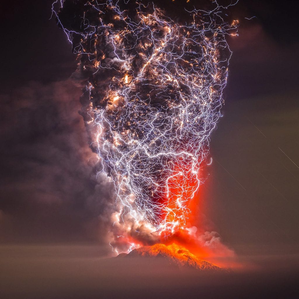 lightning volcanic eruption
