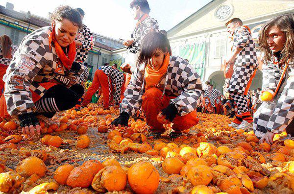 Battle of the Oranges
Held in Ivrea, Italy, the battle of the oranges is the largest food fight in Italy. Consisting of 9 ‘teams’ that violently pummel each other with oranges for victory, the fight lasts 3 days in February.