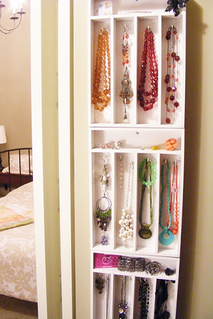 Cutlery trays can also be used as jewelry storage