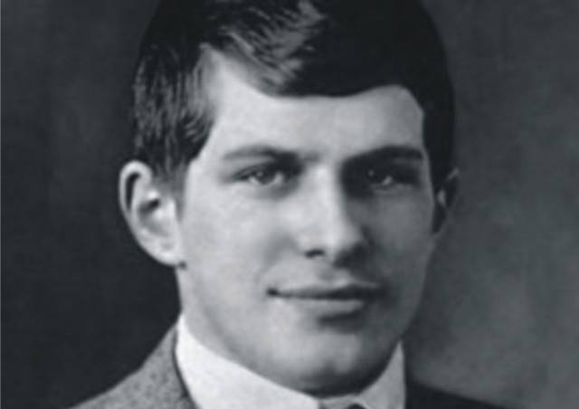 1. William James Sidis – IQ 250 – 300

The brilliant William James Sidis enrolled into the prestigious Harvard University when he was just 11 years old, to study mathematics. At the time of his enrollment, he was the younger student to ever enter Harvard. He was still a young man when he started teaching, but because the small age-gap, he had serious issues reaching his students who didn’t always took kindly to him. He would later participate in socialist movements, getting in quite a bit of trouble with the law as a result. Because of his attitude, his parents would later confine him to a sanatorium in an attempt to reform his political views. After his release in 1921, William strayed away from academia and lived a rather normal life until his death at the age of 46 following a brain hemorrhage.