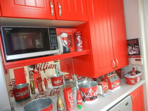 She went on to explain that at first the decorations sat up in her loft for years, until she decided that she would decorate a small bedroom with the Coca-Cola theme. Things continued to escalate from there, “Then I was watching Come Dine With Me about five years ago and I thought oh I’ll do the kitchen up in Coca Cola, because one of the women in it had a Coca Cola sign in her kitchen.