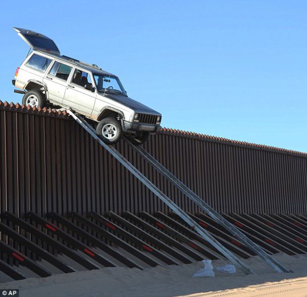 Drug smugglers trying to get over the USMexico Border